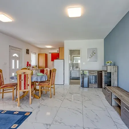 Cozy With Pool - Happy Appartamento
